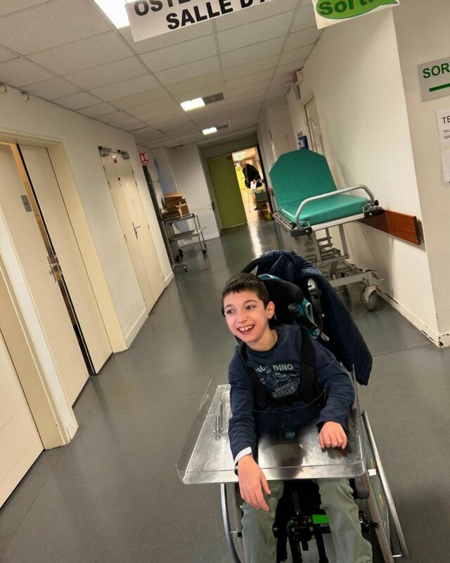 Aujourd’hui nous étions à Paris. 🗼

Hospitalisation de jour avec au programme :
• prise de sang 
• radiographie de la main 
• ostéodensitométrie
• petit rendez-vous avec le médecin
• petit point avec la diététicienne 

Nous aurons les résultats le 24 février lors de notre rendez-vous avec le Professeur.

Beaucoup de nausées pendant ce voyage. J’étais pas très rassuré et le rhume 🤧 est bien là !

Le côté fun! j’ai pu tester le métro pour la première fois 🚊 car la ligne est maintenant jusqu’au Kremlin. Ça change du bus 😉

Nous nous sommes levé à 5h20 et nous devrions arriver 20h30 à la maison.

Prochaine étape la gastroscopie du 28 janvier.

Demain retour à l’école (IEM).

À bientôt

Maxime