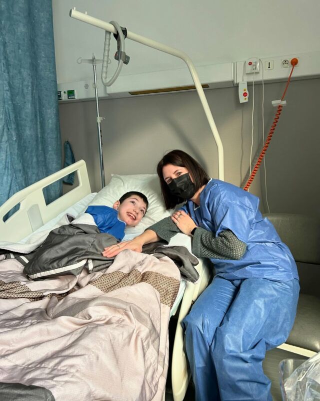 Aujourd’hui c’était passage au bloc pour une gastroscopie 😉
Maman a pu m’accompagner au bloc jusqu’à se qu’il m’endorme et elle était là à mon réveil. Papa et maman m’ont dit que j’ai été très sage et pas trop stressé.
Verdict œsophagite bien présente et le clapet de mon estomac est bien ouvert 😩, reflux +++
On attend les résultats de la biopsie effectuée pour savoir si il y a présence d’une bactérie 🦠 et test de mes allergies alimentaires. 
Demain je retourne faire ma séance d’équithérapie (petite photo de mercredi dernier).
N’oubliez pas de réserver votre date pour venir faire une petite randonnée 🥾 à Aveizieux le dimanche 23 février.
À bientôt 
Maxime