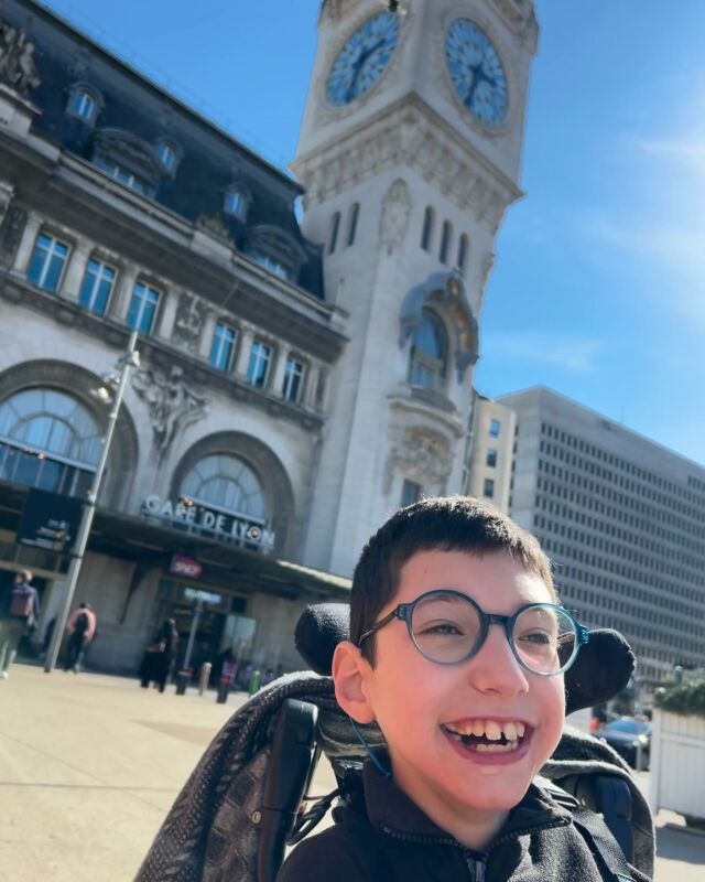 Petit aller retour à Paris pour voir la chirurgienne qui m’a opéré de ma hanche gauche, il y a bientôt 4 ans. Quelques ajustements à faire concernant mon installation. Dans l’ensemble tout est nickel.
Mon nouveau fauteuil vient d’être commandé ainsi que qu’un nouveau véhicule complètement adapté pour que je sois installé directement avec mon fauteuil. Nous devrions réceptionner tout ça avant l’été.
Je continue également mes séances de méditation par le cheval chaque semaine sur Montbrison.
Les rendez-vous sur Paris sont normalement terminés pour cette année.
Petite sieste dans le TGV sur le chemin du retour dans les bras de maman.
À bientôt pour de nouvelles aventures 😉
Maxime