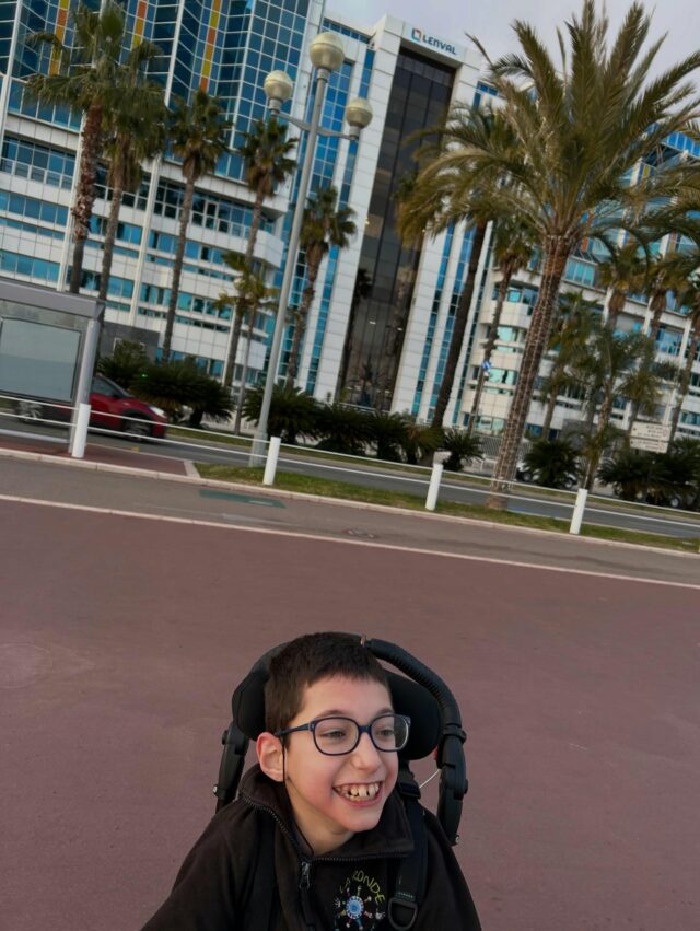 Petite promenade devant l’hôpital avant l’hospitalisation de demain matin. Passage au bloc vers 11h. On vous donnera des nouvelles.