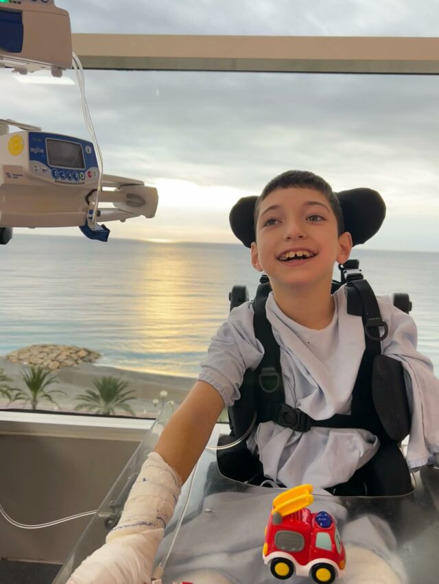 Soirée d’hier très compliquée pour Maxime à cause des effets secondaires de l’anesthésie et des antidouleurs. La chirurgie c’est très bien passée.
 
👉 La SPML : Sélective Percutaneous Myofascial Lengthening ( allongement myofascial percutané sélectif)
Le chirurgien a touché aux fibres des muscles qui bloquent certains mouvements. Il n’y a pas eu de vraies ouvertures. Le chirurgien est passé sous la peau avec un tout petit outil (comme ceux pour les yeux) et a fait des mini-incisions.
Le but étant de détendre le muscle et l’aider à bouger mieux.

Cette intervention n’enlève pas la spasticité, mais elle aide à corriger les rétractions, c’est-à-dire les muscles qui restent trop courts à cause des tensions.

On a choisi cette méthode plutôt que les injections de Botox, parce que l’effet dure plus longtemps. 

Aujourd’hui c’est retour à la maison.

Merci à tous pour votre soutien