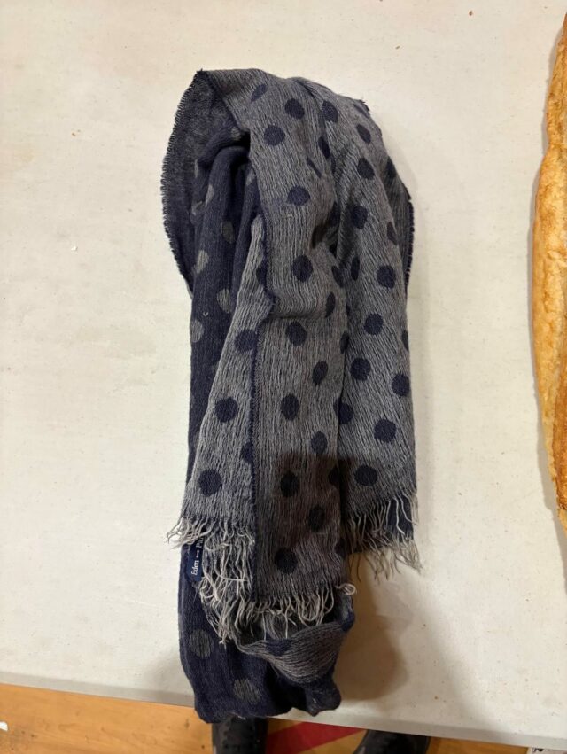 Bonsoir
Suite à notre randonnée 🥾 pédestre.
Nous avons trouvé plusieurs objets. 
Merci de vous manifester si ça vous appartient.
Bonne soirée